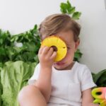 Oli & Carol - Natural rubber teether & bath toy, Ananas The Pineapple - Afbeelding 2