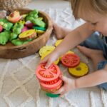 Oli & Carol - Natural rubber teether & bath toy, Renato the tomato - Afbeelding 2