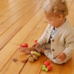 Oli & Carol - Natural rubber teether & bath toy, Valery The Raspberry - Afbeelding 2