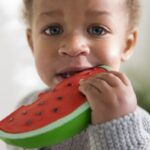 Oli & Carol - Natural rubber teether & bath toy, Wally the watermelon - Afbeelding 2