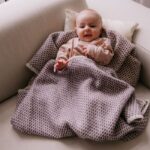 Pure Baby Love - Ledikantdeken, bee, wol, plum, 90 x 130 cm - Afbeelding 2